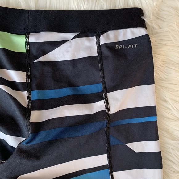 Nike Pro Dri-Fit Capri Fitted Striped Leggings - Picture 6 of 7